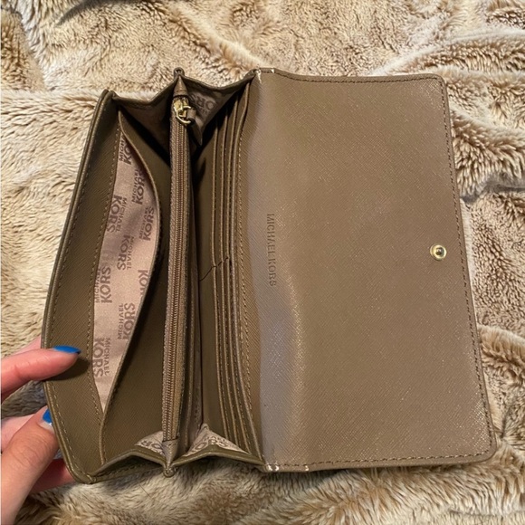Michael Kors taupe wallet - Picture 5 of 5